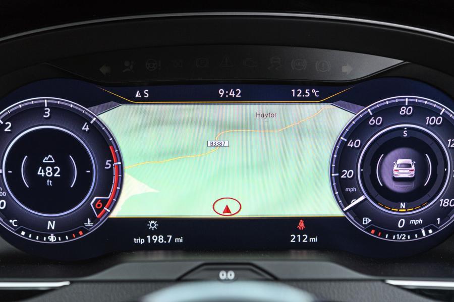 Панель приборов Volkswagen Arteon 4Motion R-Line 2017 года  (UK) (фото 36 из 41)